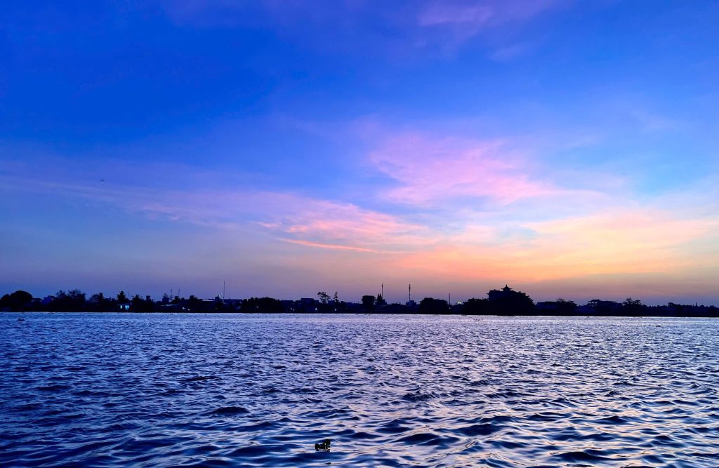 BỎ LẠI KHÓI BỤI, VỀ VỚI LÀNG CÁ CẦN THƠ NGẮM HOÀNG HÔN